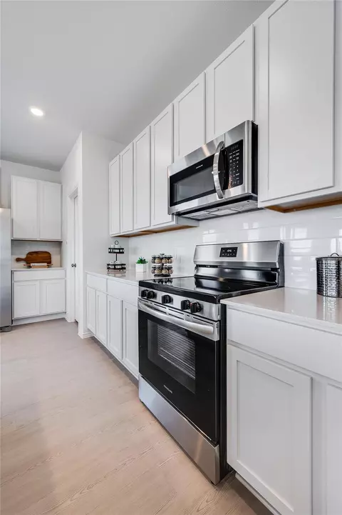 Kitchen - 8015 Jade Crest Dr, Angleton, TX 77515 photo 5 of 6