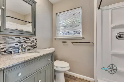 Bath - 707 Hildred Ave, Conroe, TX 77303 photo 2 of 5