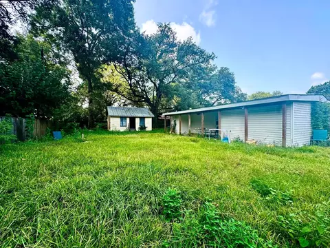 Exterior - 112 Cravens Dr, Silsbee, TX 77656 photo 4 of 6