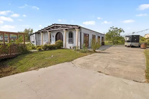 311 Bayside Dr, Anahuac, TX 77514