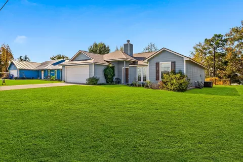 1060 Yaupon Cove Dr, Onalaska, TX 77360