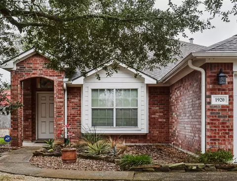 1920 Cedar Ln, Dayton, TX 77535