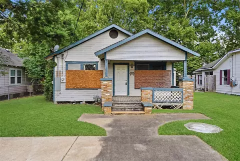 202 S Magnolia St, Highlands, TX 77562