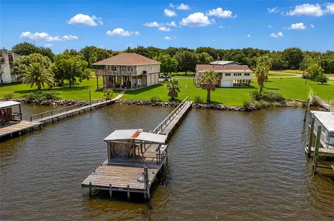 8805 Harbour Dr, Dickinson, TX 77539