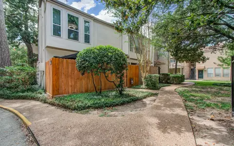 2100 Tanglewilde St #205, Houston, TX 77063