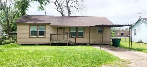 1017 N Chenango St, Angleton, TX 77515 photo 1