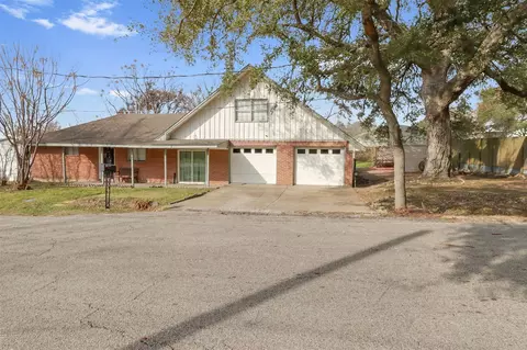 110 S 9th St, Highlands, TX 77562