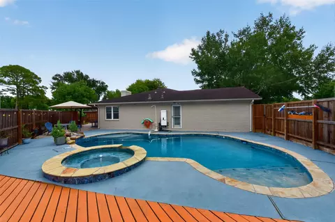 1918 Oaklawn St, Sugar Land, TX 77498