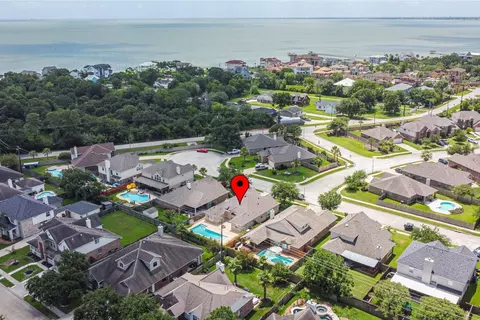 925 Autumn Brook St, Seabrook, TX 77586