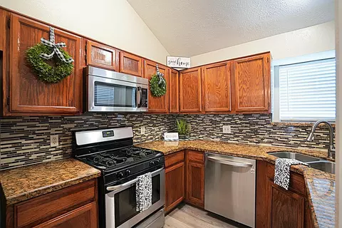 133 Cotton Dr, Lake Jackson, TX 77566