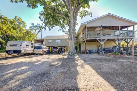 1102 Baker Ave, Bacliff, TX 77518 photo 1