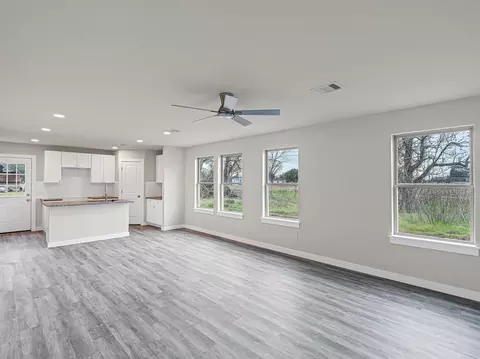 Living - 1010 4th St, Hempstead, TX 77445 photo 3 of 5