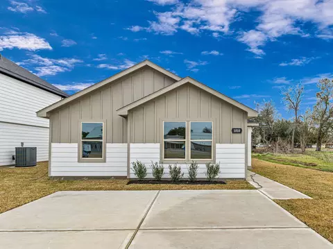 Exterior - 1010 4th St, Hempstead, TX 77445 photo 2 of 6