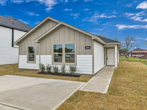 Exterior - 1010 4th St, Hempstead, TX 77445 photo 3 of 6