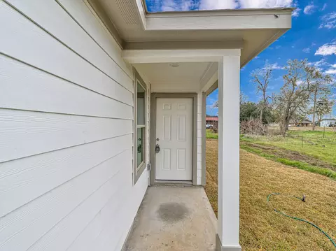 Exterior - 1010 4th St, Hempstead, TX 77445 photo 4 of 6