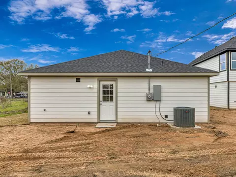 Exterior - 1010 4th St, Hempstead, TX 77445 photo 6 of 6