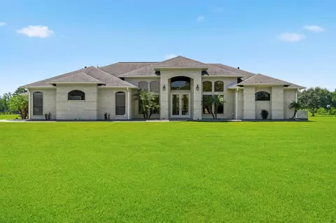 835 Hall Rd, Alvin, TX 77511