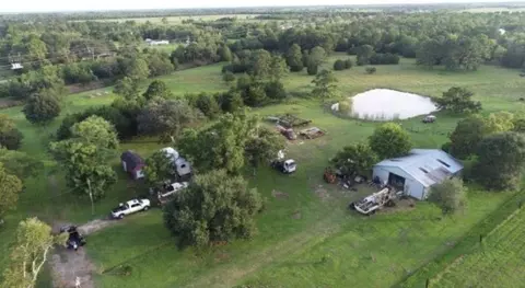 2106 1st St, Liverpool, TX 77577