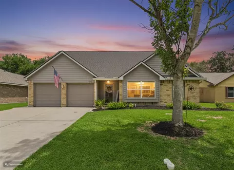 416 Meadowpoint Dr, League City, TX 77573
