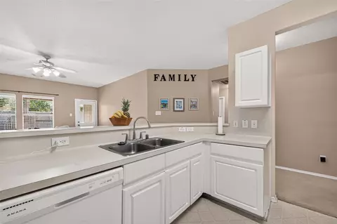 Kitchen - 30 S Vesper Bend Cir, Spring, TX 77382 photo 3 of 4