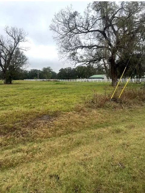 562 Mill Rd, Angleton, TX 77515 photo 4