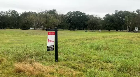 562 Mill Rd, Angleton, TX 77515