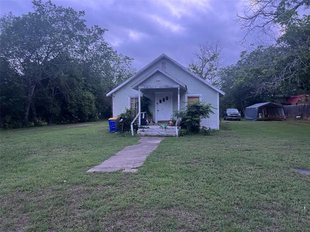 1121 N College St, Gonzales, TX 78629