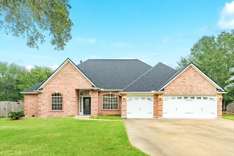 900 Enchanted Oaks Dr, Angleton, TX 77515