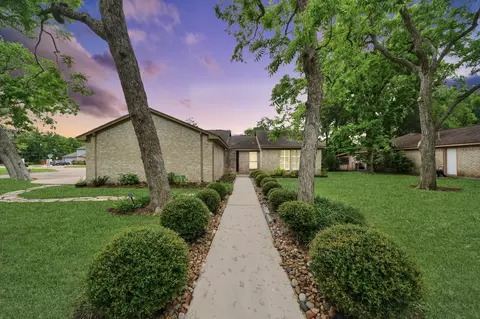2207 S Belmont Dr, Richmond, TX 77469