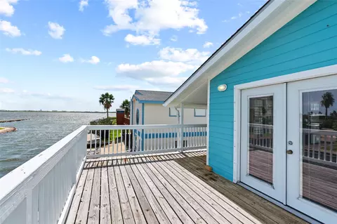 1028 Cozy Cove Ln, Galveston, TX 77554