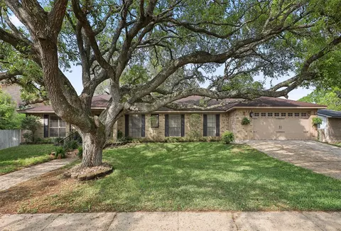 115 Bayou Glen St, Hitchcock, TX 77563