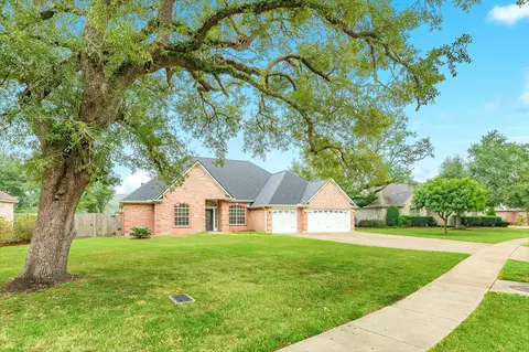 900 Enchanted Oaks Dr, Angleton, TX 77515
