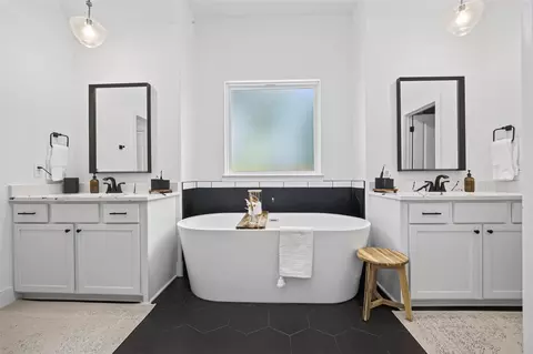 Bath - 10372 Fairview Dr, Conroe, TX 77385 photo 1 of 7