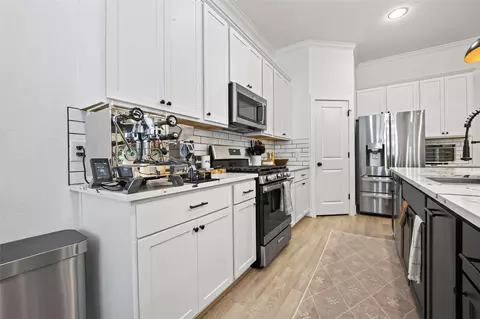 Kitchen - 10372 Fairview Dr, Conroe, TX 77385 photo 3 of 8
