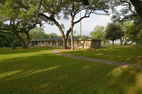 1013 Quail Ln, Eagle Lake, TX 77434