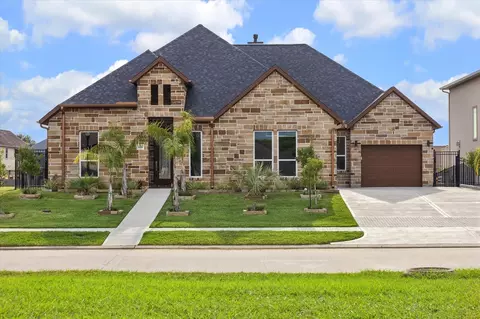606 Appia Dr, Kemah, TX 77565
