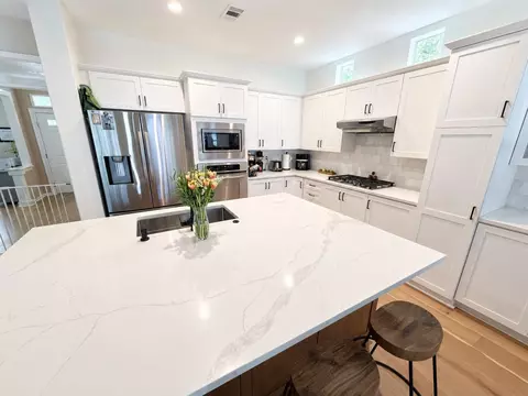 15 S Piney Plains Cir, The Woodlands, TX 77382