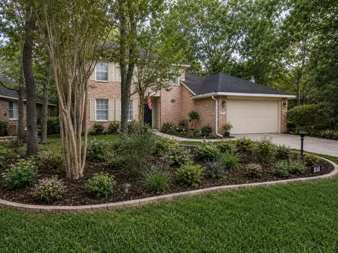 97 N Hollylaurel Cir, The Woodlands, TX 77382