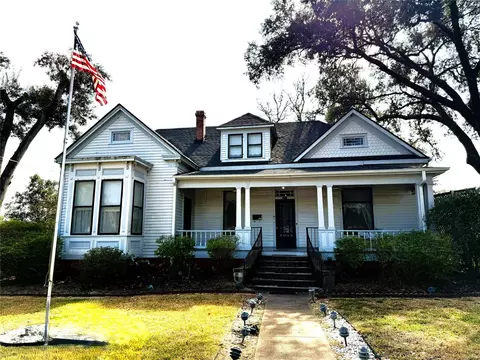 303 E Austin St E, Bellville, TX 77418