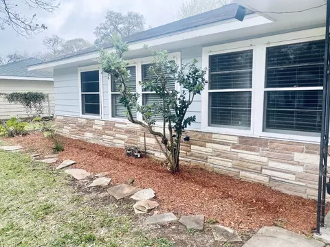 910 Magnolia St, Lake Jackson, TX 77566