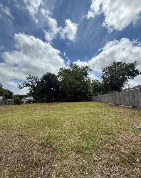 110 S Washington St, Texas City, TX 77591
