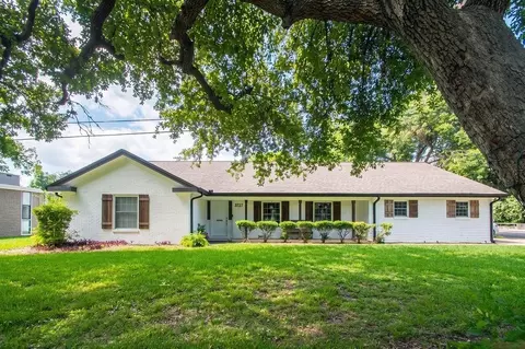 220 Oyster Creek Dr, Lake Jackson, TX 77566