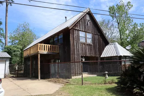 221 Caroline Trl, Anahuac, TX 77514
