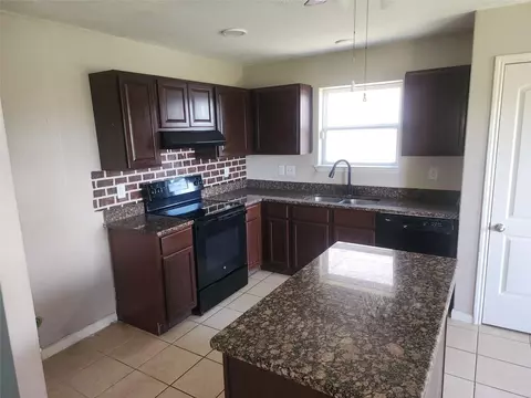 Kitchen - 338 Apache Field Ln, La Marque, TX 77568 photo 2 of 2