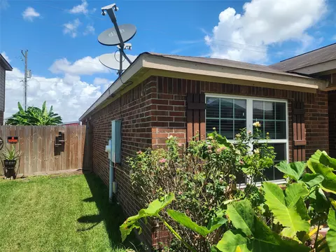 Exterior - 338 Apache Field Ln, La Marque, TX 77568 photo 3 of 5