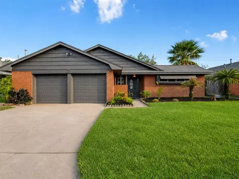 6614 Golf Crest Dr, Galveston, TX 77551