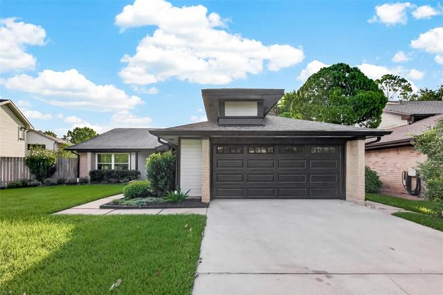 2119 Braesmeadow Ln, Sugar Land, TX 77479