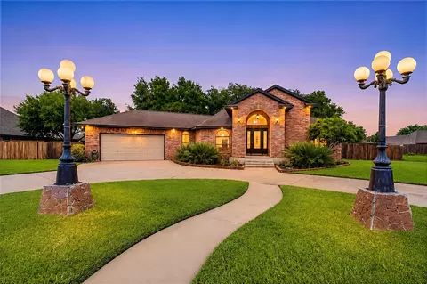 208 Tracy St, Angleton, TX 77515