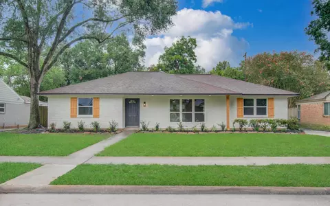 5731 Creekbend Dr, Houston, TX 77096