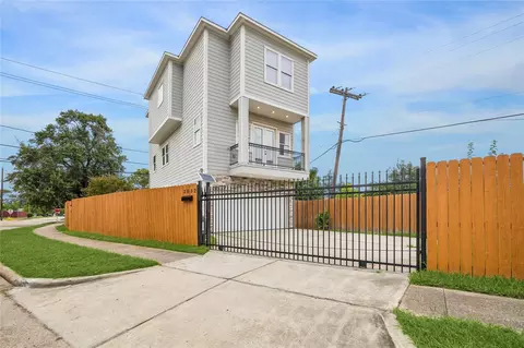 2032 Spenwick Dr, Houston, TX 77055